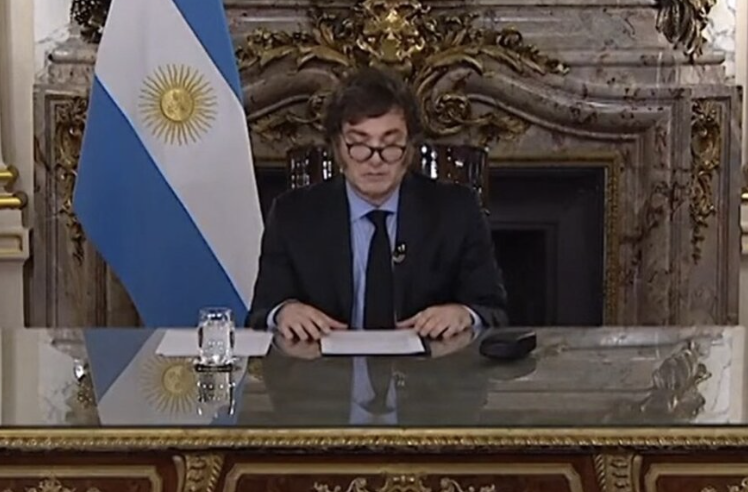 Activistas de derechos humanos piden juicio político contra el presidente argentino, Javier Milei
